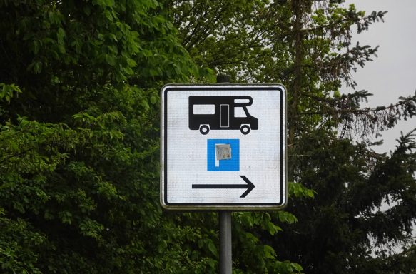 Hinweisschild für Wohnmobilparkplatz, Pfeil nach rechts.
